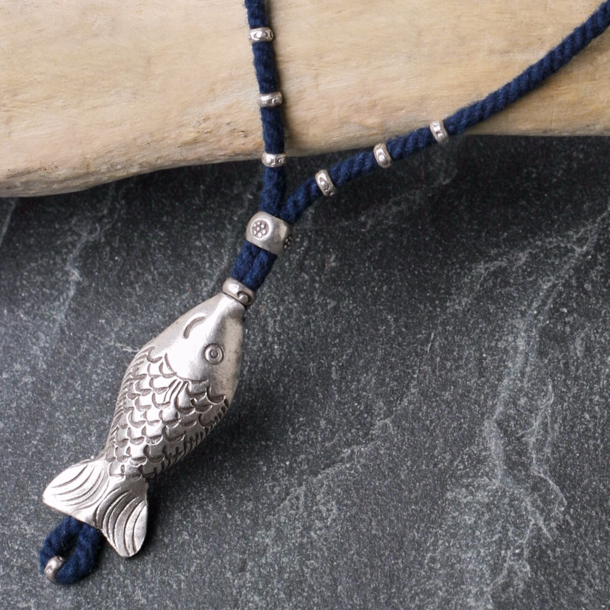 カレン 族 シルバー ビーズ 藍染手紡ぎ紐 ネックレス メンズ レディース フリーサイズ 愛嬌ある魚ペンダント SV950