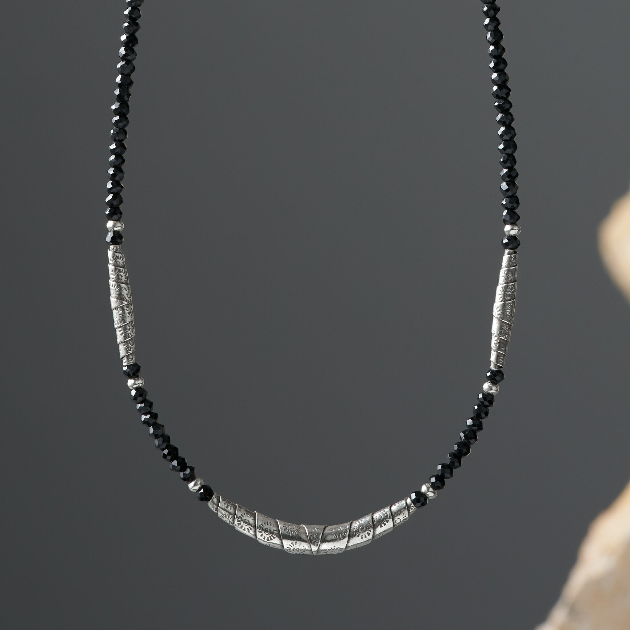 カレン 族 シルバー 漆黒のきらめき ブラックスピネル ビーズ ネックレス メンズ レディース 三日月形トップ SV950