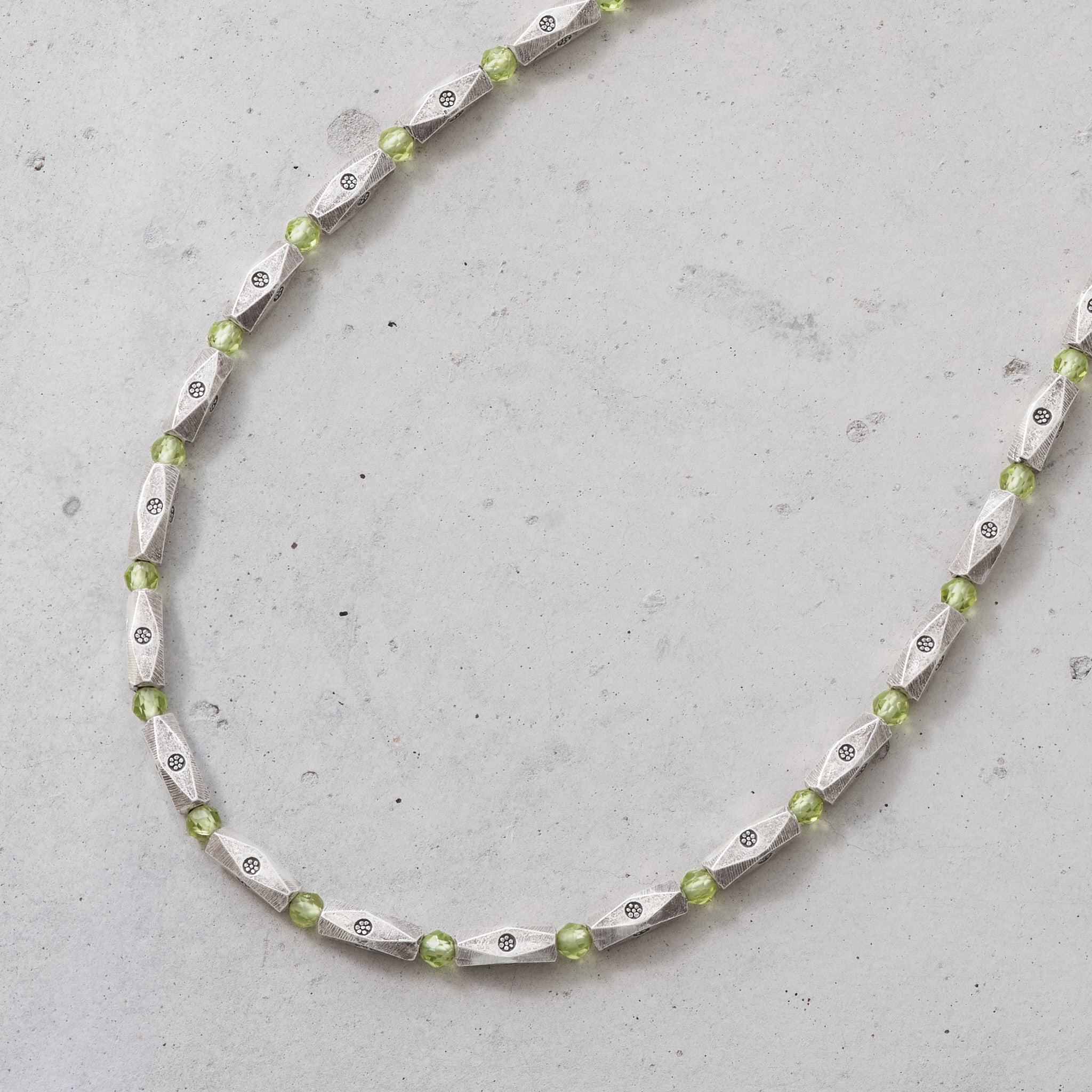 カレン 族 シルバー 新緑の朝露 ペリドット ビーズ ネックレス シンプル メンズ レディース SV950