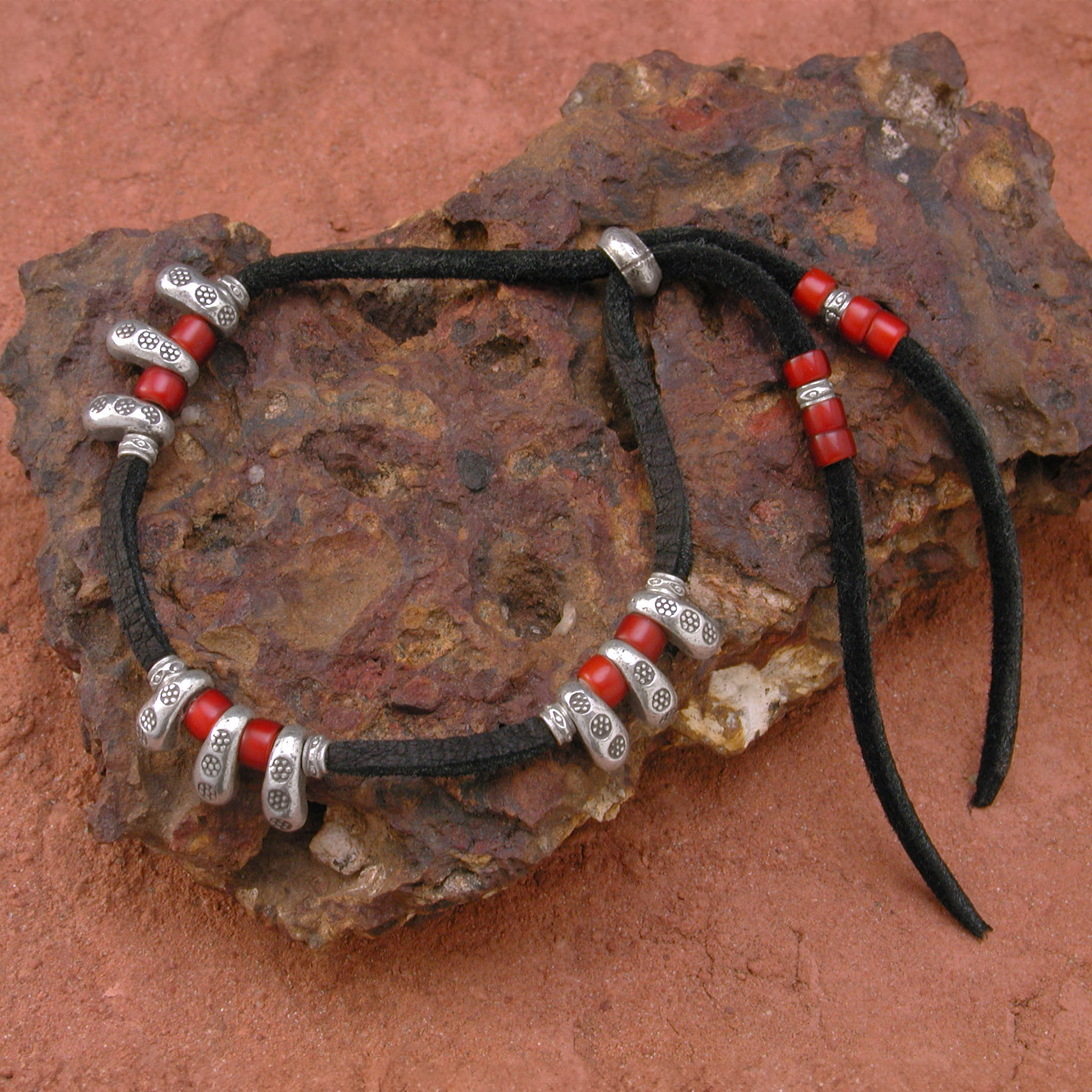 カレン 族 シルバー ナガ族 先祖伝来 ホワイトハート ビーズ 赤 鹿革紐 ブレスレット アンクレット メンズ レディース 9個の勾玉 SV950