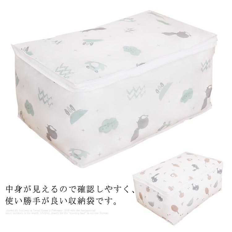 中身が見えるので確認しやすく、使い勝手が良い収納袋です。 クローゼットの衣類や布団の整理バッグはもちろん、出張・旅行の荷物バッグ、引っ越しバッグ、アウントドア・キャンプバッグなどとしては大活躍！ 使用しない時、コンパクトに折り畳み可能、とっても使いやすい！ サイズ M L サイズについての説明 M:長55*幅30*高25cmL:長60*幅40*高25cm 素材 PEVA 色 01 02 備考 注意★洗濯時、色落ちがございます。他の物とのお洗濯もお控えくださいませ。 湿気を含んだ状態や水を含んだまま放置しないでください。 この製品は洗濯で若干縮むことがあります。洗濯機は使用できません。※ベージュ×モカのみ使用糸の関係上、風合いが少々異なります。 ●色合いはモニター環境により若干の誤差が出ます。 ●綿混合商品は洗濯時に多少縮む事がございます。 ●本製品は生産過程におきまして、生地を織る際の糸の継ぎ目や多少のほつれが生じることがありまが、品質上は問題ありません。また、生地の織りに他繊維が混紡している場合もございます。 ▼色落ちの恐れがございますので、他のものとは分けて洗濯してください。 ▼タンブラー乾燥はお避け下さい。 ▼洗濯の際は他の物と区別して、漂白剤を避け、手洗いを お勧めします。