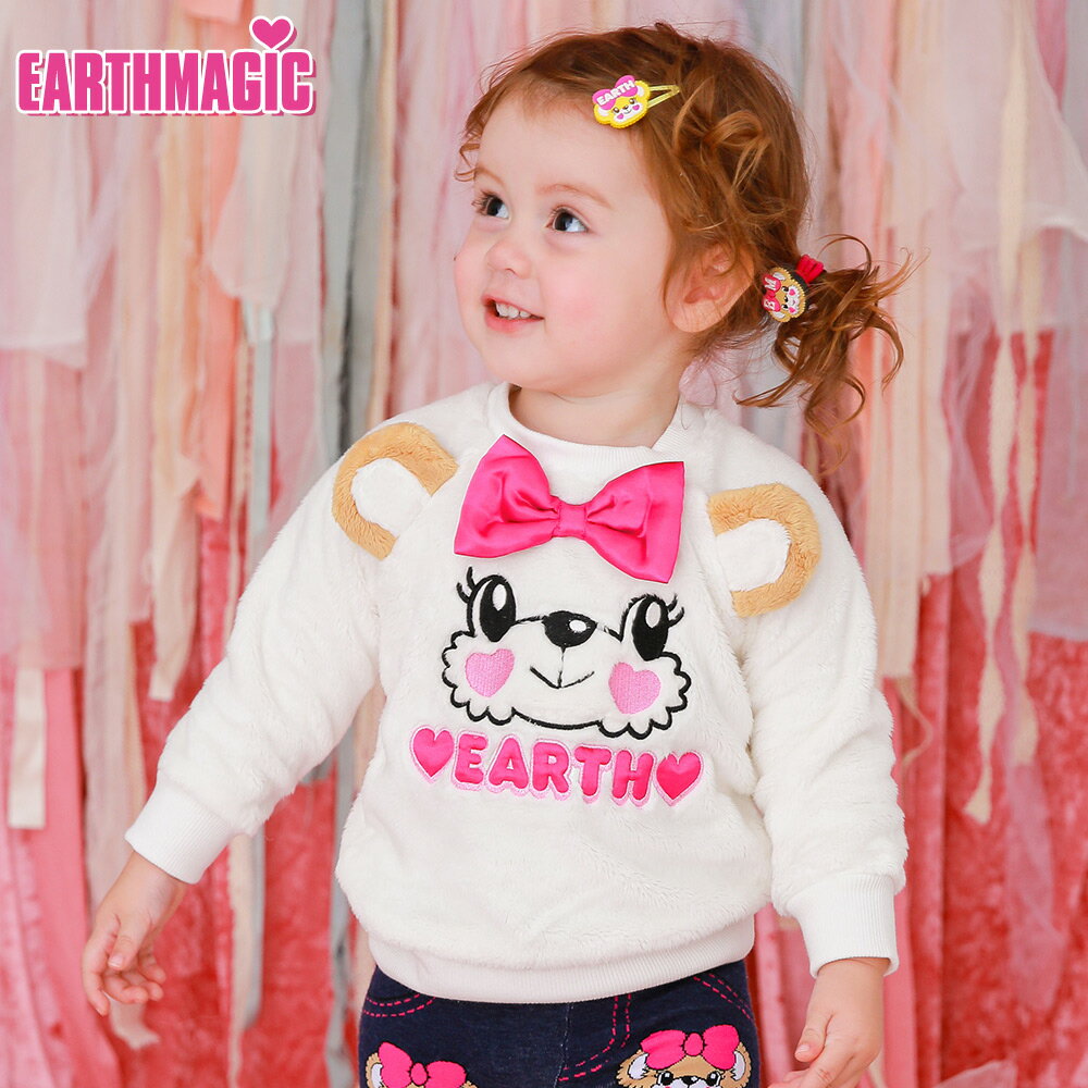 2021年&nbsp;EARTHMAGIC BABY(アースマジックベビー) &hearts;【カタログNo.15】シルキーファーフェイスマフィートレーナー&hearts; フロントのマフィーちゃんが目を引くトップス&hearts; クマ耳までシルキーファー生地を使用しているので触り心地は抜群です♪ ラブリーなシロ、ペールピンクに鮮やかな色合いのエメグリの3色展開はコーディネートに大活躍☆ マフィーちゃんのサテンリボンはベースの色によって合わせた、デティールにもこだわった一品&#9825; ギフトにも喜ばれるアイテムです★ ※赤ちゃんの体温調節のため、肌着・インナーのご着用をおすすめします※ ※店頭でも同時販売しておりますので、ネットでのご注文時に売り切れの場合がございます。 その際はメール連絡の上、キャンセル処理をさせていただきますのでご了承くださいませ!! ●素材 本体・リボン：ポリエステル100% リブ：綿95%、ポリウレタン5% ●注意 画面上と実物では多少色が異なる場合があります。ご了承下さい。 ●トップス サイズ 80cm 90cm 身幅 31.5cm 32.5cm 着丈 36cm 38cm 袖丈 27.5cm 30.5cm