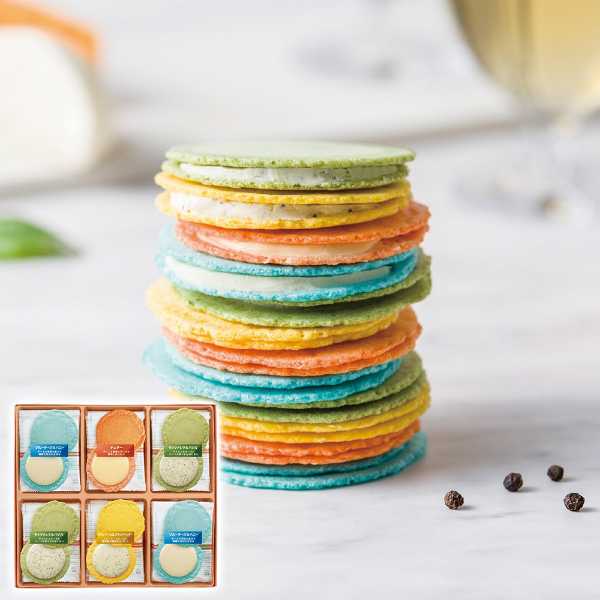 類似商品はこちら 志満秀 クアトロえびチーズ 16袋入 海老煎5,400円 志満秀 クアトロえびチーズ 24袋入 海老煎7,200円 志満秀 えびのだんらん 6袋入 海老煎餅 お3,800円 志満秀 えびのだんらん 22袋入 海老煎餅 7,700円 志満秀 えびのだんらん 14袋 海老煎餅 米5,800円 和菓子 詰め合わせ ギフト 河内駿河屋 花つ3,400円 チーズケーキ 詰め合わせ ひととえ 果実と楽4,900円 銀座餅 醤油味 16枚入 銀座花のれん 揚げ4,800円 井桁堂 スティックケーキ ギフト 12個入 5,000円新着商品はこちら2026/9/6＼スーパーSALE！最大1000円オフクーポン4,890円2026/9/6＼スーパーSALE！最大1000円オフクーポン4,890円2026/9/6＼スーパーSALE！最大1000円オフクーポン4,780円再販商品はこちら2026/9/5 赤城牛 カレー ゴールド 200g 7個 セ8,500円2026/9/5 エキストラバージンオリーブオイル 3本セット9,300円2026/9/5 ピーターラビット コーヒー スイーツギフト 3,400円Powered by EC-UP2026/09/06 更新海老の香ばしさとチーズの贅沢な出逢い・厳選された海老を練り込んだ薄焼きの煎餅に、風味豊かな4種のチーズクリームを贅沢にサンドいたしました。・ブルーチーズ＆ハニーの甘美な調和や、モッツァレラ＆バジルの爽やかな風味など、大人の感性を刺激する至福の味わいが広がります。・カマンベール＆ブラックペッパーの芳醇なコクは、ワインやシャンパンとの相性も抜群で、優雅なティータイムや夜のひと時を彩ります。・職人の技術が光るサクサクとした軽やかな食感と、濃厚なチーズの余韻が織りなす、これまでにない新しい和洋折衷の逸品です。・洗練されたパッケージと上質な味わいは、大切な方への贈り物や特別なお祝いの席にもふさわしい、心を満たす贈り物となります。 DISM & Co. VISUAL GALLERY クアトロ（QUATTRO) とは、イタリア語で「4」を表す言葉。志満秀オリジナルの4種のチーズクリームをえびせんべいでサンドしました。■配送不可地域：北海道・沖縄・離島は配送不可■温度帯：常温■アレルゲン表示：（義務8品目）乳成分・えび■アレルゲン表示：（推奨20品目）大豆■賞味期限：製造日より常温約300日(最低保証：お届け先へ賞味期限1/2日以上確保できた状態でお届け)■規格：ブルーチーズ＆ハニー・モッツァレラ＆バジル各4袋・カマンベール＆ブラックペッパー・チェダー各2袋■サイズ(mm)：295×33×270■ギフト対応：・ギフト包装：〇・二重包装：〇・熨斗対応：〇・のし表書き：〇・のし名入れ：〇■発送の目安：ご注文後（決済確認後）、2-10営業日以内の発送予定。