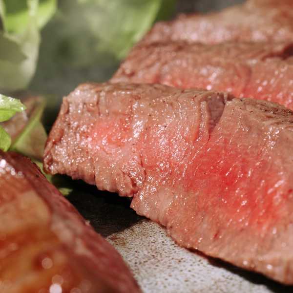 【スーパーSALE！最大1000円オフクーポン】 鹿児島黒牛 ステーキ ヒレ シャトーブリアン 150g×4枚 600g 高級 黒毛和牛 A5等級 希少部位 牛肉 冷凍 ギフト 贈答用 お中元 お歳暮 内祝い 肉 贈り物 プレゼント 贅沢 グルメ ddiissmm-10044880 DISM & Co. サンプル画像3