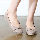 ◆素材：エナメル◆フィッティングサイズ：235cm◆カラー：黒（ブラック）、ベージュ、青（ブルー）、赤（レッド）◆サイズ：22.5、23.0、23.5、24.0、24.5、25.0◆ヒール：0.8cm◆足幅：7.6cm◆サイズ感：tight size（ハーフサイズアップをお勧めします。）レディースファッションの婦人靴（レディースシューズ）の分野でパンプスは代表的なカテゴリー。スニーカー、ミュール、サンダルなど数かあるレディスファッションシューズの中でも最もスタンダードな種類で痛くないフラット（ぺたんこ）やピンヒール、ローヒール、オープントゥ、ストラップ、太ヒール、厚底、ポインテッドトゥ、バイカラー、リボン付きや、ひょう柄、メッシュなど種類や形状も多く存在し最も女性らしさを引き立て世界で多くの女性に愛されています。※注意※この商品は変更・返品・キャンセル不可【この商品の写真をもっとみる。】 ◆素材：エナメル◆フィッティングサイズ：235cm◆カラー：黒（ブラック）、ベージュ、青（ブルー）、赤（レッド）◆サイズ：22.5、23.0、23.5、24.0、24.5、25.0◆ヒール：0.8cm◆足幅：7.6cm◆サイズ感：tight size（ハーフサイズアップをお勧めします。）レディースファッションの婦人靴（レディースシューズ）の分野でパンプスは代表的なカテゴリー。スニーカー、ミュール、サンダルなど数かあるレディスファッションシューズの中でも最もスタンダードな種類で痛くないフラット（ぺたんこ）やピンヒール、ローヒール、オープントゥ、ストラップ、太ヒール、厚底、ポインテッドトゥ、バイカラー、リボン付きや、ひょう柄、メッシュなど種類や形状も多く存在し最も女性らしさを引き立て世界で多くの女性に愛されています。※注意※この商品は変更・返品・キャンセル不可