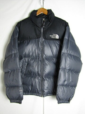 DESERTSNOW郡山と申します。ご覧頂きありがとうございます。□ 商品詳細 □商品番号 22-12-1832★THE NORTH FACE ヌプシ ダウンジャケットです。★表地・裏地 ナイロン100％、中綿 グースダウン80％、グースフェザー20％。□カラー□グレー ブラック□サイズ□サイズ90 (S)下記、実寸サイズをご参考下さい。着丈：64cm肩幅：50cm身幅：55cm袖丈：62cm※多少の誤差が有る場合が御座います。□　状態　□USEDですので神経質な方はご遠慮ください。詳しく状態を知りたい方はお問い合わせお願い致します。【Bランク】ランク表示の見方 ★S…未使用、デットストック★A…使用感が少ない美品　★B…使用感があるが、目立ったダメージ、汚れがない程度★C…目立つ傷、汚れがある★D…難アリ※当店の独自の判断になりますので参考程度にお願い致します。両袖、右ポケット付近に汚れがあります。襟元にダメージがあります。※欠品について　他サイト・店頭同時販売のため、時間差で欠品となる事がございます。あらかじめご了承ください。