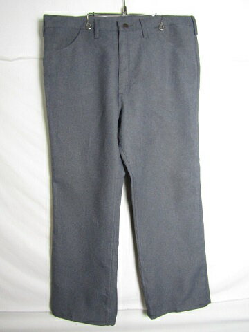 DESERTSNOW郡山と申します。ご覧頂きありがとうございます。□ 商品詳細 □商品番号 24-6-92★Wrangler ランチャードレスジーンズです。★ポリエステル100％。90年代　USA製。□カラー□グレー□サイズ□W40　L30下記、実寸サイズをご参考下さい。ウエスト平置き：50cm股上：34cm股下：73cm腿幅：35cm裾幅：25cm※多少の誤差が有る場合が御座います。　□　状態　□USEDですので神経質な方はご遠慮ください。詳しく状態を知りたい方はお問い合わせお願い致します。【Aランク】ランク表示の見方★S…未使用、デットストック★A…使用感が少ない美品　★B…使用感があるが、目立ったダメージ、汚れがない程度★C…目立つ傷、汚れがある★D…難アリ裾上げされております。※欠品について　他サイト・店頭同時販売のため、時間差で欠品となる事がございます。あらかじめご了承ください。