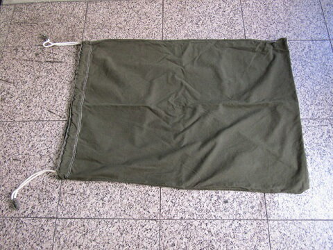 DESERTSNOW郡山と申します。ご覧頂きありがとうございます。□ 商品詳細 □　商品番号　25-4-1495★ミリタリー　ランドリーバッグです。□カラー□カーキ□サイズ□下記、実寸サイズをご参考下さい。縦：105cm横：82cm※多少の誤差が有る場合が御座います。　□　状態　□USEDですので神経質な方はご遠慮ください。詳しく状態を知りたい方はお問い合わせお願い致します。【Aランク】ランク表示の見方★S…未使用、デットストック★A…使用感が少ない美品　★B…使用感があるが、目立ったダメージ、汚れがない程度★C…目立つ傷、汚れがある★D…難アリ状態良好です。※欠品について　他サイト・店頭同時販売のため、時間差で欠品となる事がございます。あらかじめご了承ください。