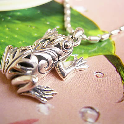 手足が動く☆キュートな幸運カエル
【70% OFF】セール!!
＜ラッキー・フロッグ＞シルバーペンダン...