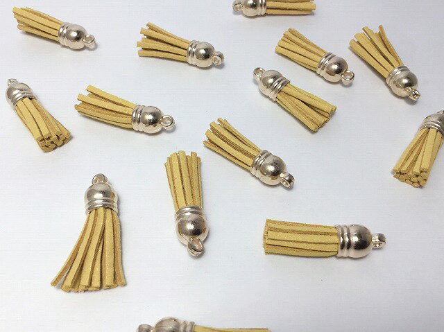 スエード調の小さいタッセルです。 軽いので、ピアス、イヤリングに最適です。 長さ37mm　カン内径6mm 数量：10個 ピアス イヤリング タッセル パーツ ハンドメイドご購入前に必ずご確認ください 同梱と送料について 複数商品を一緒にご購入の場合は同梱発送いたします。送料は1件分のみとなります。他の商品もぜひご検討ください。 製品の製造・品質について 当店の商品は中国の提携工場等で大量生産を行っており、簡易検品を行っておりますが、 製造過程で小さな擦り傷、色ムラ、微細なダメージ等がある商品が混ざる場合がございます。 数量・計量について 一部の商品は重量での計測により、梱包しているものがございます。 数量に若干の誤差が生じる場合がございます。 色味・画像について 商品画像はできるだけ実物に近づけて撮影しておりますが、 光の加減やカメラ、モニター環境により、実物と色合いが異なる場合がございます。 個体差について 入荷時期やロットにより色調や質感に個体差があります。 特に天然素材を用いた商品は模様や色味が一点ずつ異なります。 サイズ表記について 商品のサイズは概寸です。多少の誤差はご了承ください。 安全上のご注意 小さなパーツを含む商品がございます。 小さなお子様の誤飲などには十分ご注意ください。 不具合・トラブルについて 万が一、商品の不具合や梱包ミス等がございましたら、 お手数ですが早めにご連絡ください。迅速に対応いたします。