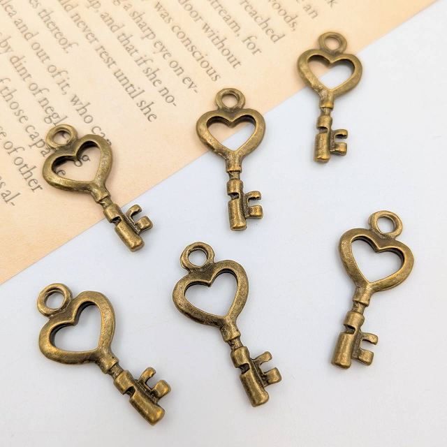 ビーズクラブ チャーム 鍵かぎ ハート 金古美 10個 25mm