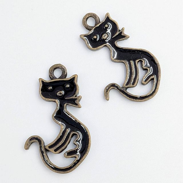 ビーズクラブ チャーム 黒猫 クロネコ 金古美 10個 22mm