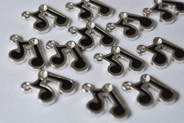 ビーズクラブ チャーム 8分音符 シルバー 18mm 10個セット