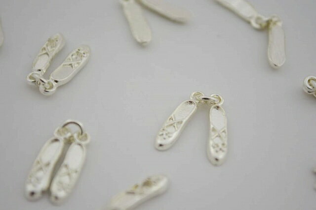 ビーズクラブ チャーム 靴くつ シルバー 10個 19mm