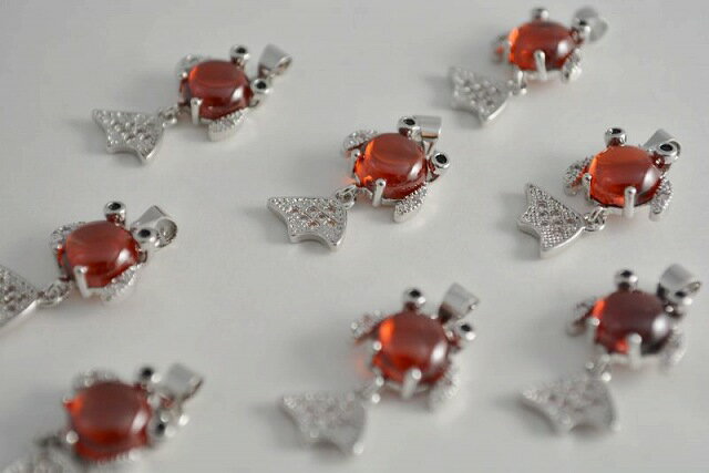 ビーズクラブ アクセサリーパーツ チャーム 金魚 石付 銀 オレンジ 1個 24mm