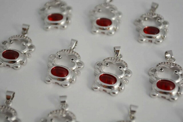 ビーズクラブ チャーム さる 石付 銀 レッド 1個 24mm