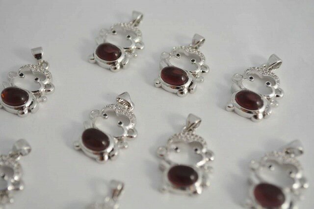 ビーズクラブ チャーム さる 石付 銀 パープル 1個 24mm