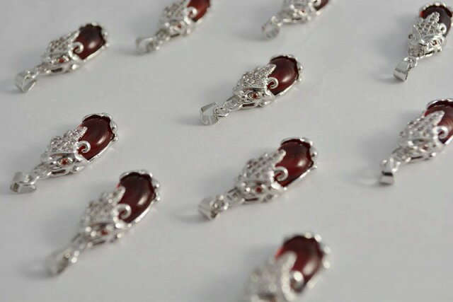 ビーズクラブ チャーム カエル 石付 銀 レッド 1個 27mm