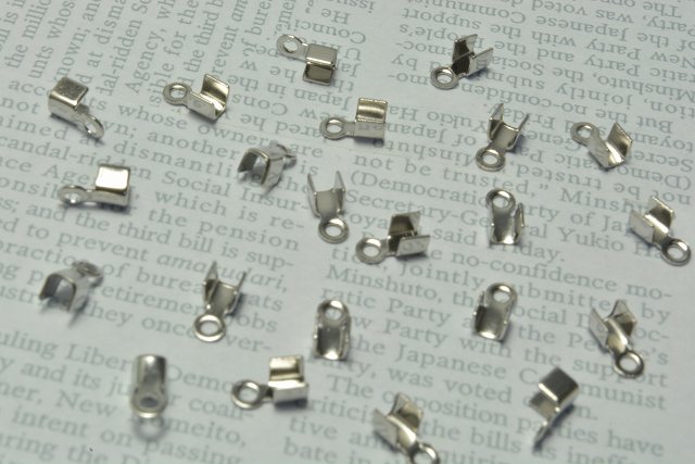 ビーズクラブ カン付 圧着 ヒモ留め 50個 5mm カツラ コードエンド エンドパーツ 折りたたみ式 ハンド..