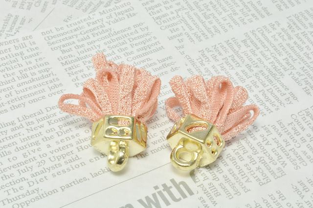 樂天商城 - ビーズクラブ ループ タッセル チャーム サーモンピンク 2個 25mm ピアス イヤリング ゴールド 花 パーツ