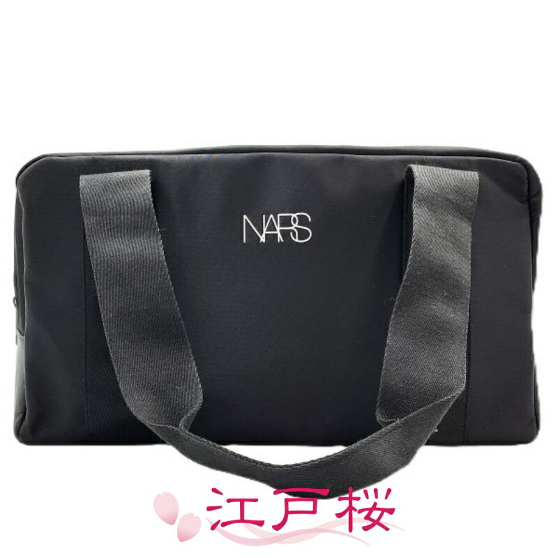 しっかりした黒ナイロン素材で安定感があり自立するデザイン。表面中央にブランドロゴ、裏面にはベルトがあり、スーツケースのハンドルに通してもご使用頂けます。 【商品内容】 ■プログラム オリジナルトラベルバッグ ※寸法(外寸 約cm) 縦23×...