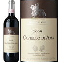 2009 CHIANTI CLASSICO / CASTELLO DI AMA ワイナリーの名を冠した渾身の1本。 美しい酸と純粋な旨みが満ち溢れる別格のキャンティ・クラシコ。 パーカーポイント92点獲得、2009年ヴィンテージ。 キャンティ・クラシコが「早く飲める安ワイン」という存在だった 時代に、このカステッロ・ディ・アマの栽培・醸造責任者に就任した マルコ・パランティ氏は、「5年経っても美味しく飲める＝ 熟成するキャンティ・クラシコを造る」と目標を掲げました。 その目標を実現するためにブルゴーニュ的な『クリュ』ごとに 収穫・醸造する方法と、収量を約50％に制限すること、 手間とコストが掛かるこの2つの手法をキャンティクラシコに持ち込み、 品質改善を実現したのです。 また畑を見直し、品種に適した土地に絞ってブドウを栽培することで サンジョヴェーゼのクオリティをさらに磨いていくことに努力します。 やがて『クリュ』ごとに仕立てる方法から、所有地全体の中から それぞれに育ったブドウを集め、ブレンドすることで最上のワインを仕立てる 方法へと移っていきます。 そのためそれまで『1つのクリュ』としてリリースされていた 2つの区画のワインを廃止して、スタンダードキュヴェである 『カステッロ・ディ・アマ　キャンティ・クラシコ』に統合。 以前の単一畑の品質が、今の『カステッロ・ディ・アマ　キャンティ・クラシコ』で 実現できるようになっているのです。 また、2008年には「キャンティ・クラシコDOCG」から「キャンティ・クラシコ・リゼルヴァDOCG」へと名称が変わり 熟成期間が長くなったことで、より奥行きのあるワインへと進化しています。 年産平均15&#12316;20万本。畑面積等からいえば45万本造れるところを、 実際はその半分も造っていません。 これは本当に良いブドウを使い、収穫量を低く抑えてワインを造っているためです。 収穫はすべて手摘みで、収穫の際は小さなバスケットや選果台を使用しています。 発酵は伝統的で長いマセラシオン、12ヶ月間バリックで熟成し、 1年間瓶内熟成をさせてから出荷されます。 他のワイナリーでここまで手をかけているところはほとんどありません。 2009年のトスカーナ地方はワイン誌でも92点をマークする良年。 フレッシュなクランベリーやプラムなどの赤・黒系果実の香りが層をなし、 赤い花やミント、リコリスなどのスパイス、マッシュルームなどの風味が 　綺麗に混ざりあったリッチな印象。 穏やかな酸を伴った赤いベリー系果実の味わいで、 タンニンも上質で程よいヴォリューム感。余韻にまで果実味や穏やかな酸が感じられます。 シンプルなトマトソースのパスタや、お肉のグリルはもちろんのこと、 ケバブやビーフジャーキー、生ハムなど脂分の多めの食材とも好相性です。 飲み頃：〜2025年 ブドウ品種：サンジョヴェーゼ 80％、マルヴァジア・ネラ+メルロ 20％ 評価：ワインアドヴォケイト誌（パーカーポイント）にて92点を獲得 　　 　ワインスペクテーター誌にて90点を獲得 ※ 画像はイメージの為、実際の商品と若干異なる場合がございます。ギフト包装はこちら