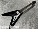 大決算セールにつき、値下げしました！ ギブソン1958フライングVのデザインを継承した『Epiphone Flying V』 【商品説明】 エピフォン・フライングVは、ギブソンのオリジナルモデルに深く触発されスタートした新シリーズ、エピフォン“Inspired by Gibson”コレクションからの自信作です。 ピックアップにはヴィンテージトーンの核となるエピフォン ProBucker™ ハムバッカーを搭載し、ストリング・スルー・テールピースやヴィンテージ・デラックス・チューナーを採用。ヘッドストックにはヴィンテージスタイル・ロゴを冠し、極めて希少な1958年クラシックモデルを再現。加えて、快適なプレイヤビリティを生むロールド・ネック、GraphTech® NuBone™ナット、CTSポット、往時の製法に則った配線など、拘りの仕様群により魅力が一層高められています。 【SPEC】 BODY Body Style：Flying V Body Shape：Flying V Body Material：Mahogany Body Finish：Gloss NECK Profile：SlimTaper C-profile Scale Length：628.65 mm / 24.75 in Fingerboard Material：Laurel Fingerboard Radius：304.8 mm / 12 in Fret Count：22 Frets：Medium Jumbo Nut Material：Graph Tech NuBone® Nut Width：43.0 mm / 1.692 in Inlays：Dot Joint：Glued in; Set Neck HARDWARE Finish：Nickel Bridge：Epiphone LockTone™ Tune-O-Matic Tailpiece：Flying V String-Thru Tuning Machines：Epiphone Vintage Deluxe 18:1 ratio machine heads Pickguard：4-Ply, White Truss Rod：Adjustable Control Knobs：Black Top Hats Strap Buttons：2 - heel and wing Pickup Covers：Nickel ELECTRONIC Neck Pickup：Epiphone ProBucker-2™ Bridge Pickup：Epiphone ProBucker-3™ Controls：2 Volume, 1 Tone CTS pots Output Jack：1/4&quot; 重量：3.23kg 専用ソフトケース、保証書 付属 &nbsp; ■コンディション 新品 こちらの商品はESPクラフトハウス以外の店舗からの発送商品となります。 セットアップ・点検については、ESPクラフトハウス同様に行なっておりますのでご安心ください。 ※掲載商品は店舗/他のWEBサービス等と並行して販売しております。随時在庫状況の更新を行っておりますが、売り切れの場合はご了承下さい。 なお、在庫の確認につきましてはお電話・メールにてお問い合わせください。