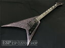 ■ 商品説明 METALLICAのギタリストKirk Hammettシグネチャーモデル！ ■おすすめポイント KH-Vはスルーネック構造で、3ピース・ハードメイプルネックに、リンバウッド（コリーナ）ウイングボディの非対称Vシェイプボディです。指板はマカッサルエボニーで、パーロイド・ウェーブ・インレイが入れられています。 ピックアップはカークのシグネチュアモデルであるEMG Bone Breakerピックアップを搭載しています。ブリッジは本体をスタッドに固定する事が出来るTonePros®で、ボディバックから弦を張るスタイルとなっています。コントロールは、ボリューム、トーン、ピックアップ・セレクターのシンプルな構成です。ペグにはLTDロッキングチューナーを搭載しています。 ■主な仕様 BODY：Korina(Limba Wood) NECK：Hard Maple 3P GRIP SHAPE：Extra Thin U FINGERBOARD：Macassar Ebony INLAY：pearloid wave SCALE：648mm NUT：Molded (42mm) FRET：XJ, 24frets CONSTRUCTION：Neck-thru-body TUNER：LTD Locking BRIDGE：Tonepros® Locking TOM w/String-Thru-body PICKUPS：(Neck) EMG KH BoneBreaker (Bridge) EMG KH BoneBreaker CONTROLS：Master Volume, Master Tone, Toggle PU Selector COLOR：Black Sparkle 重量　約3.3kg ■ コンディション 新品 こちらの商品はESPクラフトハウス以外の店舗からの発送商品となります。 セットアップ・点検については、ESPクラフトハウス同様に行なっておりますのでご安心ください。 ※掲載商品は店舗/他のWEBサービス等と並行して販売しております。随時在庫状況の更新を行っておりますが、売り切れの場合はご了承下さい。 なお、在庫の確認につきましてはお電話・メールにてお問い合わせください。