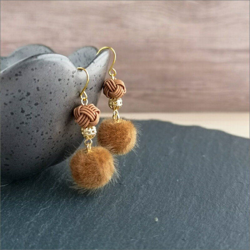 【ふるさと納税】＊うす茶×ライトブラウン＊水引ピアス/玉結びとフェイクファーのピアス アクセサリー ピアス 雑貨 ファッション おしゃれ かわいい きれい レディース 女性 手作り ハンドメイド 両耳 花柄 人気 京都 丹後 6,000 6000 円 送料無料