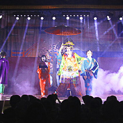【ふるさと納税】三白館　大衆演劇入館券1名様分（座布団+お土産付）　【チケット・入場券・優待券・地域のお礼の品・カタログ】