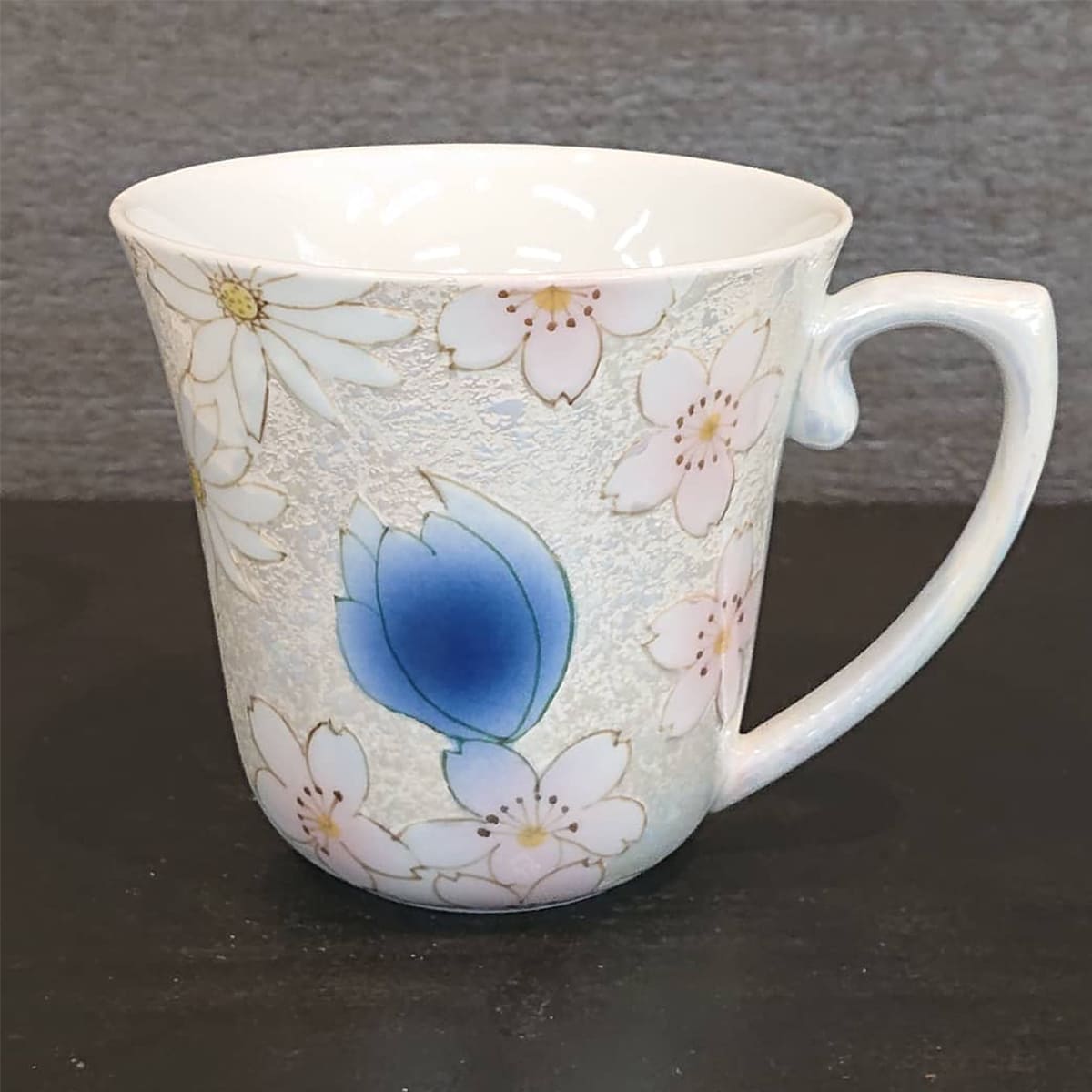 【ふるさと納税】有田焼 ブルーが映えるチェリーブラッサムのマグカップ【中山陶和堂】食器 うつわ 器 磁器 陶磁器 コップ カップ マグカップ 花 桜 さくら チ...