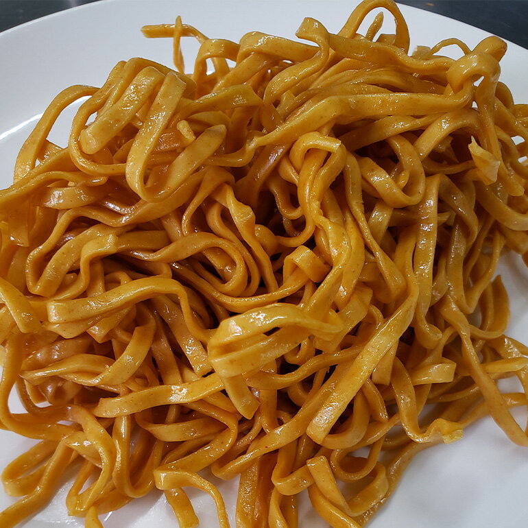 沖縄県糸満市の【ふるさと納税】【美らキャロット麺使用】こだわり麺のてびちそば 3食 セット 沖縄そば てびちそば 沖縄 グルメ 3人前 お土産 沖縄土産 沖縄名物 てびち 豚足 人参 生麺 オリジナル おきなわそば 沖縄そばだし だし 出汁 真空包装 小分け スープ付き 具付き 送料無料｜アングル2