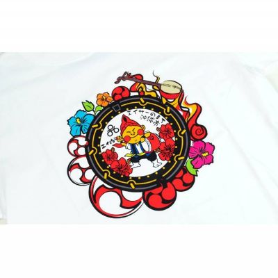 【ふるさと納税】沖縄市 マンホールTシャツ 白 Mサイズ【 生活雑貨 日用品 ファッション カジュアル シャツ shirt プリント デザインマンホール ハイビスカス エイサー ご当地 半袖 メンズ レディース 兼用 ユニセックス オリジナル 贈答 贈り物 ギフト 南国 沖縄 土産 】