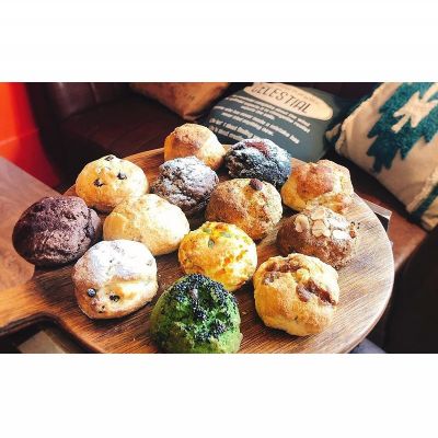 【ふるさと納税】ZEBRA.Bagel　厳選おすすめスコーン12個セット【 パン 焼菓子 専門店 こだわり 独自配合 卵不使用 おかませ 5種類以上 食べ比べ バラエティ 食べ方同梱 軽食 朝食 贈答用 贈り物 ギフト 冷凍 沖縄 沖縄県産 ゼブラベーグル 】