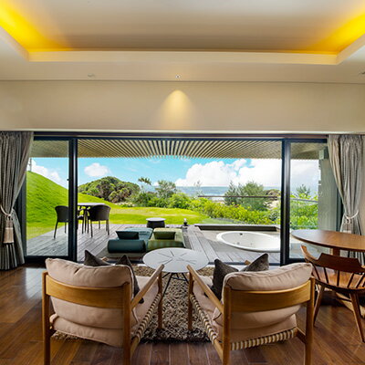 【ふるさと納税】＜9/30まで＞ペア宿泊券『THE HIRAMATSU HOTELS & RESORTS 宜野座』2連泊（1夕＋贅沢蔵出しワインペアリング・2朝食）プライベートプール付ヴィラ ひらまつ ホテルブランド ホテルブランド コバルトブルー 亜熱帯グリーン 朝日 自然 美食 居心地のサムネイル