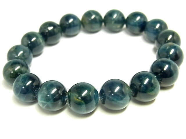 天然石名称 アパタイト/燐灰石 意味・効果 アパタイトは「燐灰石」とも呼ばれ、それぞれの固体に含まれる微量のマンガンやその他の不純物によって、黄色、ピンク、緑色、青色、褐色などが存在しています。 アパタイトは、希望と自信を与え、精神的な不安定感を緩和し、物事の捉え方や思考の方向性が安定するように調整してくれます。また恋愛運をアップさせ、相手との仲を深めることを促す力があるとされています。 原石産地 ブラジル サイズ 玉直径約12mm 腕回り約17cm 重さ約51g 商品状態 光沢度が高い落ち着いている濃い青緑色のブルーアパタイトで作られた高品質な極上開運美品です。 注意事項 (1)商品は全て写真と同一の物です。写真は全てライトの下で撮影しております為、ライトの明るさ、角度、デジタルカメラの性質、及びご使用のモニタ、インターネットソフトによって、実際の商品と色合い、質感などが若干異なる場合があります。予めご了承下さい。 (2)天然の物ですので、若干不純物、天然キズ、クラック（内部の割れ）、色むらとインクルージョン等がある場合がございますので、予めご了承下さい。 (3)腕回りサイズ変更をご希望の方は購入前にお問い合わせください。商品によるサイズの変更ができない場合がございますので、予め御了承下さい。