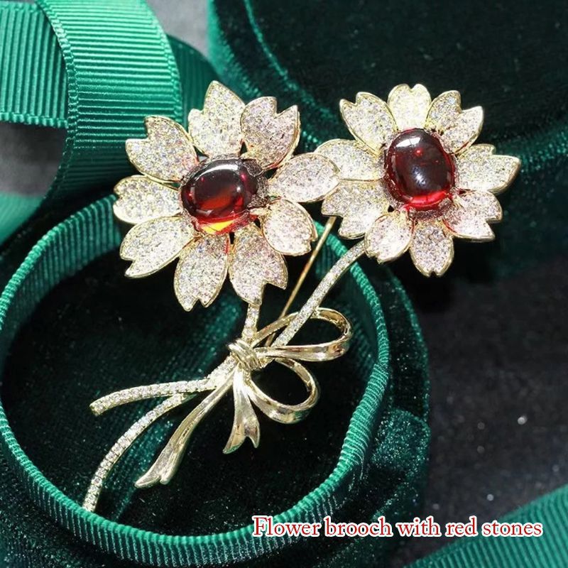 ブローチ ストールピン/中心に赤いストーンが付いた花のブローチ キラキラ スカーフ留め ワンポイント ギフト プレゼント ストールクリップ おしゃれ エレガント...