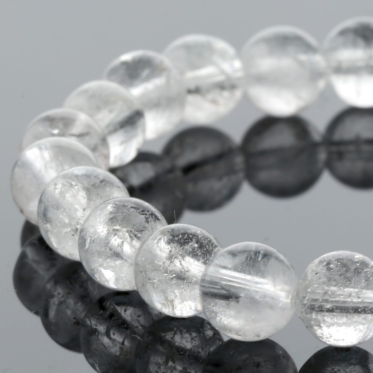 当店でも人気のヒマラヤ水晶ブレスレット。 ヒマラヤ山脈でもネパール側に位置するガネーシュヒマール（ガネッシュ・ヒマール　Ganesh Himal）山脈で取れた貴重な水晶です。 ガネーシュヒマールは象神ガネーシャが守り続けているネパール王国の首都カトマンズの北東、中国（チベット）との国境に位置し、幾つかのジャイアントピークの総称です。 標高約6000mで非常に高い山から人力のみの採掘で運び出して来るため、とても稀少価値があります。 ヒマラヤ水晶は孤高の力強さがあり、持ち主の運命を切り開いてチャンスをつかんでゆくパワー、強力な浄化能力などを持っていると云われております。 強力なお守り・浄化効果を求めている方におすすめです。ヒマラヤ水晶について近年非常に人気の高まっているヒマラヤ水晶のブレスレットです。 ヒマラヤ水晶は、その名の通り、ヒマラヤ山脈で産出された水晶です。 ブラジル産の水晶に比べ、透明度は低く、水晶内部に気泡のようなインクルージョンが入るのが特徴です。 ヒマラヤ山脈の中でもネパール領のガネーシュヒマールという山は、チベット領域を含め7峰（ネパール国内6峰）からなります。 この峰々は象の神様、ガネーシャを祭る山として古来より崇められてきました。 そのため、この山で産出するヒマラヤ水晶は神聖な石として、とても価値のある水晶です。 また水晶の中でも、神聖なパワーから、浄化や潜在能力を引き出す意味合いも非常に強いとされています。 天然石の中でも、代表的な石である水晶は、古来より世界中で特別なパワーを持った石として伝わってきました。 水晶には主に ・ 悪いものを浄化し、守ってくれる『お守り』としての役割 ・ その人が本来持っている潜在能力を引き出してくれる（妨げるものを退けてくれる）役割 ・ 空間を浄化してくれる役割 ・ その他の天然石、風水グッズのパワーを強めてくれる役割などがあります。 持ち主に代わって悪い気を吸い取って浄化してくれたり、土地に水晶を埋めて土地を浄化したりしました。 また占い師が水晶珠を覗き込んで未来を予知したり、占ったりするのは占い師が持っている特別な能力を引き出すために使用されたと言われています。 最近ではスポーツ選手がネックレスなどにして身に付けているのを多く見かけますが、これも同様です。 また他の天然石や風水グッズの邪魔になる悪い気も吸い取り、パワーを増幅する効果もあります。 このように全ての人に適していると言っても過言ではないオールマイティーな天然石です。ヒマラヤ水晶 ブレスレット （ガネッシュ・ヒマール Ganesh Himal） 8mm玉 No.55 [ 画像現物・一点物 ] 当店でも人気のヒマラヤ水晶ブレスレット。ヒマラヤ山脈でもネパール側に位置するガネーシュヒマール（ガネッシュ・ヒマール　Ganesh Himal）山脈で取れた貴重な水晶です。ガネーシュヒマールは象神ガネーシャが守り続けているネパール王国の首都カトマンズの北東、中国（チベット）との国境に位置し、幾つかのジャイアントピークの総称です。標高約6000mで非常に高い山から人力のみの採掘で運び出して来るため、とても稀少価値があります。ヒマラヤ水晶は孤高の力強さがあり、持ち主の運命を切り開いてチャンスをつかんでゆくパワー、強力な浄化能力などを持っていると云われております。強力なお守り・浄化効果を求めている方におすすめです。 Fortune chart 石言葉 ・悪いものを浄化し、守ってくれる『お守り』 ・本来持っている潜在能力を引き出してくれる ・空間を浄化 ・身代わり石 ・他の天然石のパワーを強める 特記事項 ・画像が現物の一点ものです。 ・モニターの発色具合によって実際のものと色が異なる場合があります。 商品スペック玉サイズ：8mm玉原産地：ヒマラヤ山脈　在庫数：1個（画像現物）浄化・お手入れ 全ての浄化に適しています。