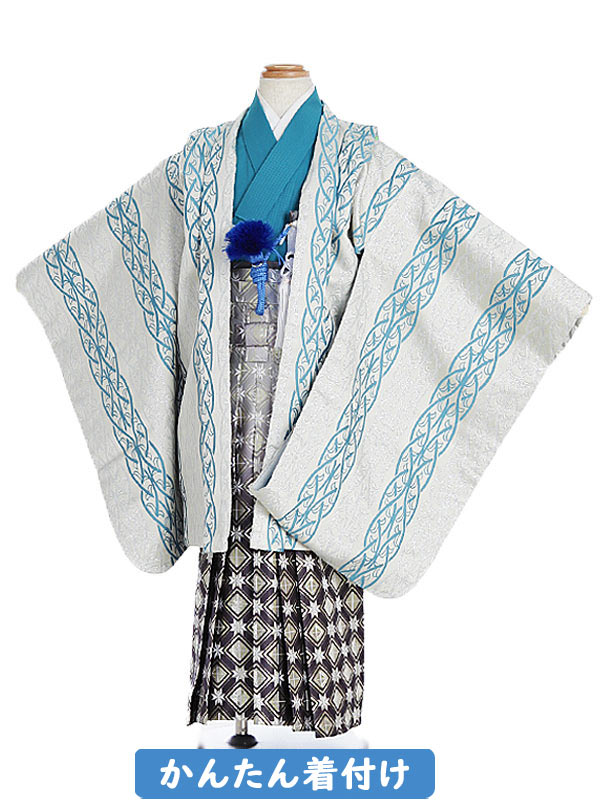 お買い物前にお読みください。 当商品はレンタル商品です。 レンタル期間は3泊4日となります。 ご利用日の2日前までにお手元に届くようヤマト宅急便またはゆうパックにて発送。ご返却はご利用日の翌日までに、お届けした着払い伝票にてご発送ください。 レンタル状況によりレンタル不可となる場合がございます。ご注文が成立されても、時間差でご注文が重複する場合がございますので、当店よりの「ご注文商品確保」のメールが届くまでは正式にレンタル確定とはなりませんので、ご注意ください。 PC版でのみレンタル状況、ご利用規約がご確認いただけます。 詳しくは「ご利用ガイド」にてご確認ください。 七五三着物レンタル 【簡単着付け】5歳男の子羽織袴フルセット [子供着物][羽織][かんたん][はかま][男児][七五三][110cm/115cm/120cm][結婚式][卒園式][レンタル着物][753][5才][楽々着付け]七五三 レンタル・5歳男児　フルセット【往復送料無料】 【簡単着付け】おりびと白地羽織/×シルバー袴 商品画像のお色は、お使いのモニターによって多少異なって見える場合がございます。ご了承くださいませ。 商品仕様 【七五三 レンタル】5歳男児セット ■ブランド：おりびと ■素材:化繊 ■羽織丈：65cm　肩裄：53cm　袖丈：56cm ■袴丈：60cm ■身長：110cm-120cm ■レンタル期間は3泊4日です。基本的にご利用日の2日前にお届けします。 【セット内容】 羽織り・着物・袖なし襦袢・袴（角帯付き）・羽織紐またはチェーン・扇子・懐剣・お守り・草履・足袋・サスペンダー レンタル衣装ご予約状況カレンダー ○・・・レンタル可能&nbsp;&nbsp;&nbsp;&nbsp;&nbsp;&nbsp; ×・・・レンタル不可 【ご予約状況は下記のご希望サイズをクリックしてご確認ください。】 簡単袴【0AOT568】 ※当店のレンタル商品は、年間を通しレンタル対応していることから、「レンタル不可」の場合でもご注文できるシステムとなっております。当店からの「商品確保」のメールが届くまでは正式にレンタル確約ではございませんので、ご注意ください。 こちらの商品は「北陸配送センター」より発送いたします