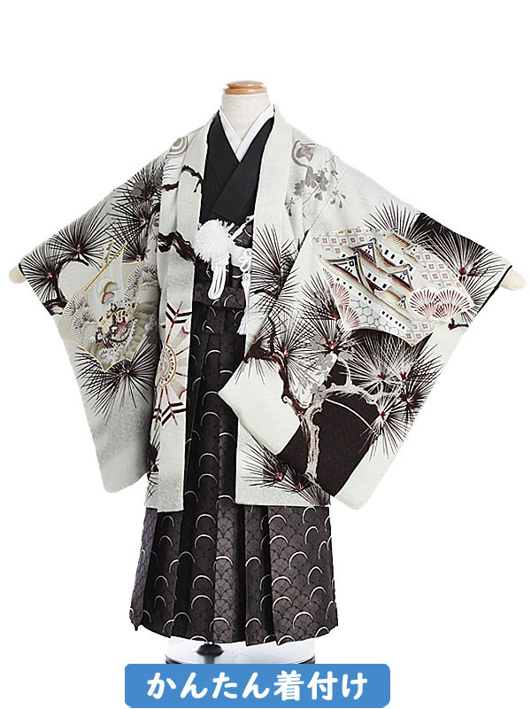 お買い物前にお読みください。 当商品はレンタル商品です。 レンタル期間は3泊4日となります。 ご利用日の2日前までにお手元に届くようヤマト宅急便またはゆうパックにて発送。ご返却はご利用日の翌日までに、お届けした着払い伝票にてご発送ください。 レンタル状況によりレンタル不可となる場合がございます。ご注文が成立されても、時間差でご注文が重複する場合がございますので、当店よりの「ご注文商品確保」のメールが届くまでは正式にレンタル確定とはなりませんので、ご注意ください。 PC版でのみレンタル状況、ご利用規約がご確認いただけます。 詳しくは「ご利用ガイド」にてご確認ください。 七五三着物レンタル 【簡単着付け】5歳男の子羽織袴フルセット [子供着物][羽織][かんたん][はかま][男児][七五三][105cm/110cm/115cm][結婚式][卒園式][レンタル着物][753][5才][楽々着付け]七五三 レンタル・5歳男児　フルセット【往復送料無料】 【簡単着付け】華徒然/宝船 城/クリーム 商品画像のお色は、お使いのモニターによって多少異なって見える場合がございます。ご了承くださいませ。 商品仕様 【七五三 レンタル】5歳男児セット ■ブランド：華徒然 ■素材:化繊 ■身丈：67cm　肩裄：48cm　袖丈：48cm ■袴丈：57cm ■身長：105cm-115cm ■レンタル期間は3泊4日です。基本的にご利用日の2日前にお届けします。 【セット内容】 羽織り・着物・袖なし襦袢・袴（角帯付き）・羽織紐またはチェーン・扇子・懐剣・お守り・草履・足袋・サスペンダー レンタル衣装ご予約状況カレンダー ○・・・レンタル可能&nbsp;&nbsp;&nbsp;&nbsp;&nbsp;&nbsp; ×・・・レンタル不可 【ご予約状況は下記のご希望サイズをクリックしてご確認ください。】 簡単袴【0AOT589】 ※当店のレンタル商品は、年間を通しレンタル対応していることから、「レンタル不可」の場合でもご注文できるシステムとなっております。当店からの「商品確保」のメールが届くまでは正式にレンタル確約ではございませんので、ご注意ください。 こちらの商品は「北陸配送センター」より発送いたします