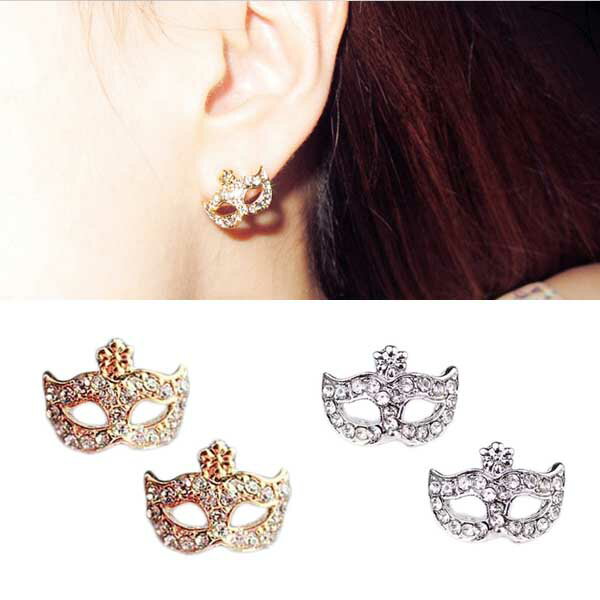 ※サイズ 【縦】：15mm 【横】：10mm 【厚さ】：2mm 【重さ】：5g 【素材】：合金 ベネチアンマスクのジュエリーピアスです。 どこか不思議な魅力があるマスクをピアスのデザインとしたその魅力は小さめなピアスとは思えない高級感があります。 ※予告なく一部デザインが変更になる場合がございます。 ※お使いのモニター設定、お部屋の照明等により実際の商品と色味が異なって見える場合がございます。
