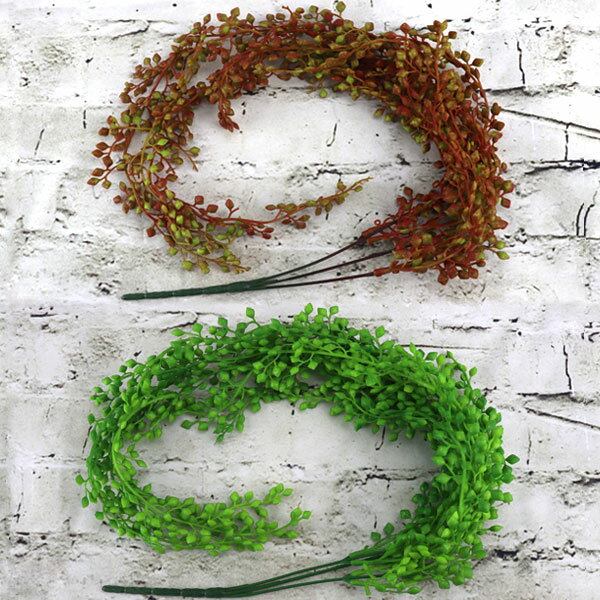 【縦】：81cm 【横】：約27cm 【重さ】：125g 【素材】：プラスチック 長くて幅のあるフェイクグリーンです。 壁や窓際に置いて簡単にグリーンカーテンなどオシャレを楽しめます。 ※予告なく一部デザインが変更になる場合がございます。 ※お使いのモニター設定、お部屋の照明等により実際の商品と色味が異なって見える場合がございます。