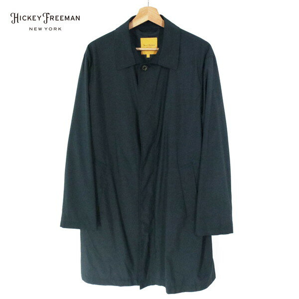 ジェイコブ・フリーマンとジェレミア・ヒッキーにより創設された紳士服工房がその源流。“Keep the quality up（絶えざる品質の向上）”をモットーに掲げたヒッキー・フリーマンのスーツは、やわらかな着心地とルックスを備えていたことから、着こなしにうるさいニューヨーカーから絶大な支持を獲得した。創業直後から、生地作りから縫製までを一貫生産する体制を構築していた同社は、第1次世界大戦後や大恐慌時代にも品質を落とさず製品を作り続けることができた。その絶大な信頼性から、アイゼンハワー大統領をはじめポール・ニューマン、ビング・クロスビーといったセレブリティーも、その顧客リストに名を連ねた。アメリカントラッドの一角を担うブランドとして世界的に広く知られる名門は2018年、日本上陸35周年を迎えた。日本では、伊勢丹や阪急百貨店などの有名百貨店で扱つかわれています。ヒッキー・フリーマンの魅力は、何といっても手仕事が生み出す、優れた着心地にある。ソフト・テーラーリングと称される仕立てを伝統としており、肩や胸、首回りといった人体の丸みに優しく沿う縫製を創業以来100余年にわたり貫いているのだ。ミシンも併用するが、曲線や負荷のかかる部分などは芯地や裏地が表地に馴染むよう強弱をつけた手縫いを多用。絶妙なやわらかさを持つ仕立てこそ、ヒッキー・フリーマンの真骨頂である。 商品説明 生産国：日本 サイズ：L 表地 ポリエステル100% 別布 人工皮革 裏地 ポリエステル100%(背抜き) カラー ダークネイビー(画像にてご確認ください) 採寸 肩幅：49cm 袖丈：62cm 着丈：92.5cm 胸周り：124cm(脇下) 胴周り：118cm 裾周り：126cm 袖口：筒袖 内ポケット：2つ ベント：センターベント コメント 新品正規品、Hickey Freeman(ヒッキーフリーマン)のコートです。 日本製のポリエステル100%の膝丈のステンカラーコート。 フロント比翼デザインでヒッキーフリーマンの文字とロゴが記載された水牛ボタンを使用。 ポケットはサイドポケット、内ポケットは2つございます。 背抜きになっており、裏地はメッシュ地です。 春の始まり、秋、冬の始めに最適です。 シンプルでビジネスにもプライベートにも着用していただけます。 激安価格での販売です☆ 〈注意事項〉 ・当店ではアウトレット商品を取り扱っている為、返品・交換は受け付けておりません。 ・ただし、商品説明や商品画像に明記されていない目立った欠陥や不良などの場合には、返品・交換を受け付けさせていただきます。 　商品到着後7日間以内にご連絡ください。 ※なお、当店で取り扱っている商品は一部を除いて一点物となりますため、交換対応ではなく返品対応となる事がございます。 ・掲載している写真は、ご使用のコンピュータの環境や撮影の光加減によって実際の商品のイメージと多少異なることがございます。 ・商品は新品未使用品ですが、倉庫保管していた商品のため、畳ジワなど目立つ場合がある場合もございますので、なにとぞご理解下さいますようお願いいたします。 ・ごく稀に商品がない場合があります。その場合は、ご容赦くださいませ。当然、全額返金致しますので、ご安心ください。 以上、同意の上、ご購入くださいませ。 メーカー希望小売価格はメーカー商品タグに基づいて掲載しています