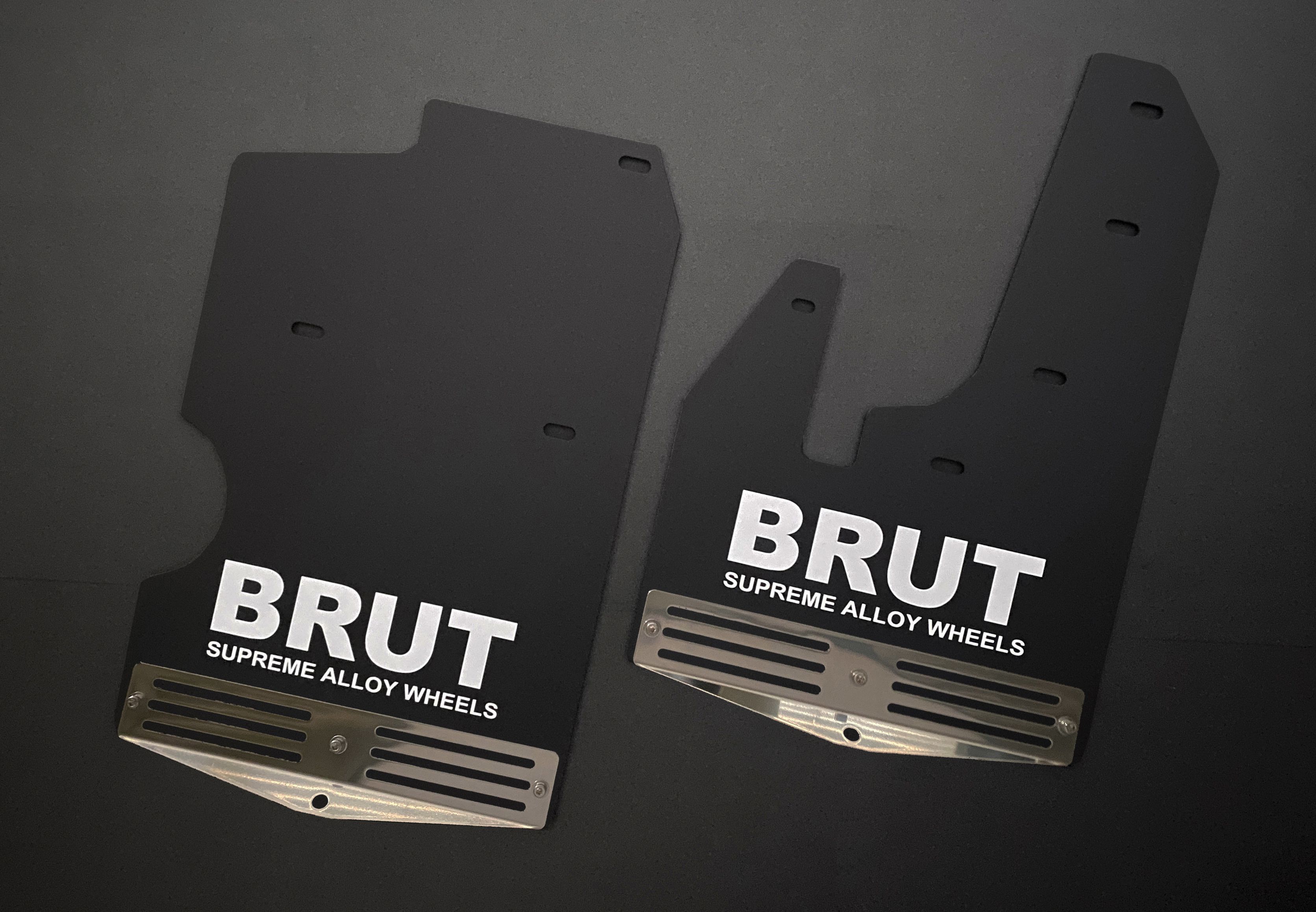 BRUT マッドフラップ ブラック 中期型 デリカ D:5専用(2019年2月〜2025年12月までのディーゼル車用) 送料無料(一部地域除く)