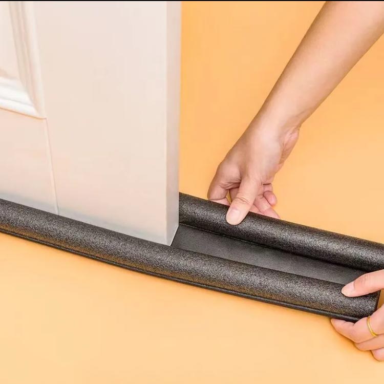 隙間テープ 室内ドア すきま風ストッパー ドアストッパー すき間 便利グッズ 隙間風防止 冷気遮断 防音 防虫 防塵 隙間テープ 冷暖房効率アップ ドア用 省エネ ストッパー ドア下部シール 93cm セルフカット可能 fukuuriyasan-10000999 服売り屋さん 楽天市場店 サンプル画像2