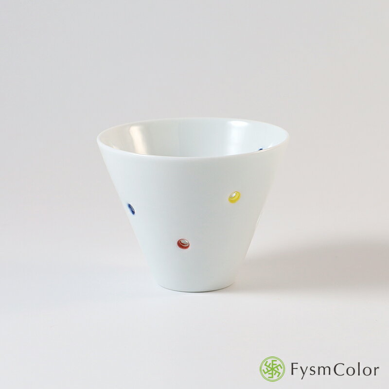 商品詳細 産地 波佐見焼／Made in japan サイズなど 約φ8cm×高さ7cm 特徴 陶磁器 備考 電子レンジ◎／食洗器◎／オーブン× 商品によっては絵付けの雰囲気や柄の様子などがイメージと異なる場合がございます。味わい、表情として受け取っていただくと大変嬉しいです。波佐見焼の福田陶器店がチョイスした丹心窯さんの人気シリーズ。 「水晶カラフルシリーズ」です。 スタイリッシュでいて普段使いにもピッタリのこのシリーズはひとつひとつ丁寧に彫られた水晶がとても印象的。 光をかざすとキレイに反射してうっとりとした気品の高さをお楽しみいただけます。 カラフルな水晶があるうつわ。唯一無二感があり、毎日の食卓に鮮やかな彩りがあります。 白磁の美しさもぜひお楽しみください。 大切なお客様をおもてなしするシチュエーションはもちろん頼もしいのですが、第一に食器としての本質を捉えています。 使いやすさを忘れてはいけないシリーズになっていて、どのアイテムも毎日の生活に欠かせない、そんな器ばかりです。 こちらのカップはシュッとしたフォルムが特徴の小さなカップです。 手触りが最高で白磁も美しいのでお茶やコーヒーなどの色がとても映えます。 もちろん大切な方への贈り物にも使えるように仕上がっています。 いただいた時のワクワク、高揚感が容易に想像できて贈る楽しみの一つですよね。贈って嬉しい、贈られてさらにしい。たくさんのハッピーを運んでくれます。 さあ、何を盛りましょうか。どのように活躍してもらいましょうか。 何気ない暮らしの中に確かなアクセントを。 ここ波佐見町から私たち福田陶器店が真心をこめて産地直送させていただきます。 正真正銘、産地直送の器です。 商品詳細 産地 波佐見焼／Made in japan サイズなど 約φ8cm×高さ7cm 特徴 陶磁器 備考 電子レンジ◎／食洗器◎／オーブン× 商品によっては絵付けの雰囲気や柄の様子などがイメージと異なる場合がございます。味わい、表情として受け取っていただくと大変嬉しいです。