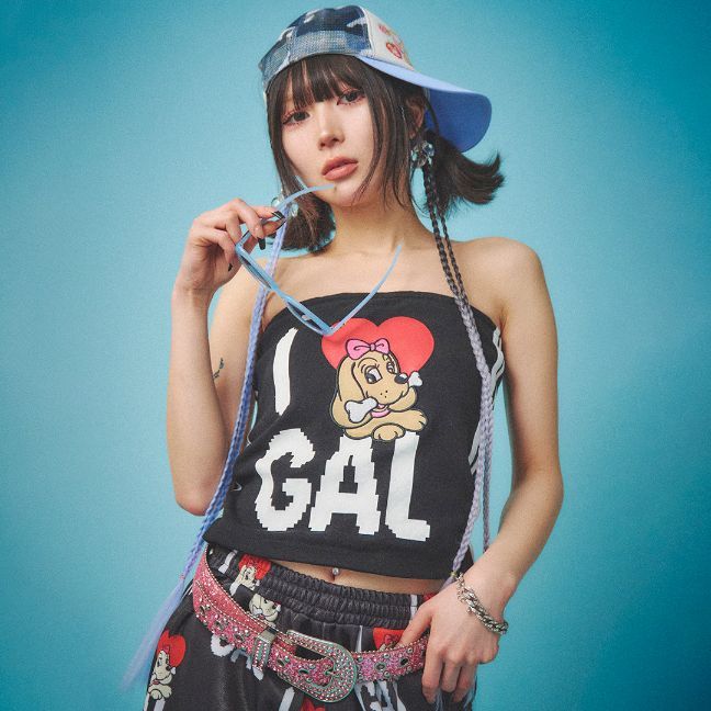 【I♡GALチューブトップ 152001】 SWEET SWEET 19 BLUES だけど私もほんとはさみしがりやで SWEET SWEET 19 DREAMS 誰もみたことのない顔 誰かに見せるかもしれない 【Color variations】 BLACK/ PINK/ SAX 【着用/メス犬(F)】 BLACK：モデル身長 161cm PINK：モデル身長 158cm SAX：モデル身長 165cm 【Size メス犬(F)】(cm) 総丈：34.5 胸囲：30 素材：フライス 【商品番号】 152001 5営業日以内に発送いたします。 【製品お取り扱い上のご注意】 ・この製品は特殊加工をしています。 加工は、永久的なものではなく、着用や洗濯を繰り返すことにより、ひび割れや脱落をおこすことがあります。 ・お洗濯は取り扱い表示をご確認下さい。 ・濡れた状態や強い摩擦により他のものに色移りする恐れがあります。ご注意下さい。 ・乾いた状態で強く擦られると色移りする恐れがありますのでご注意下さい。 ・お洗濯は色落ち,移染の恐れがあります。単独でのお洗濯を推奨しております。 ・お洗濯後は速やかに形を整え干して下さい。 ・濡れたまま他のものと重ねて放置しますと色泣きしたり白いものに色移りすることがありますのでご注意下さい。 ・プリント部への過度の摩擦は避けてください。 ・刺繍の仕上がりは個体差がある場合がございます。予めご了承ください。 【商品在庫に関してのご注意】 弊サイトでお取り扱いしております商品は、流行に大変敏感なものとなっており、お客様のご注文のタイミングによっては在庫切れになってしまっている場合がございます。 ご愛顧頂いたのにも関わらず、万が一在庫切れしていた場合につきましては 大変申し訳ございませんが、お電話 又はメールにてサイズ違い,カラー違いの商品をご提案 お願いをさせて頂く場合がございます。 予めご了承いただき、ご容赦の程 何卒よろしくお願い申し上げます。 【その他ご注意】 ・商品写真は実物と色味が揃うよう撮影しておりますが、ご使用のPCモニターや画面環境,設定等により実際の商品と色味が異なる場合がございます。 ・サイズの計測方法は統一しておりますが、商品によって多少の誤差が生じる場合がございます。