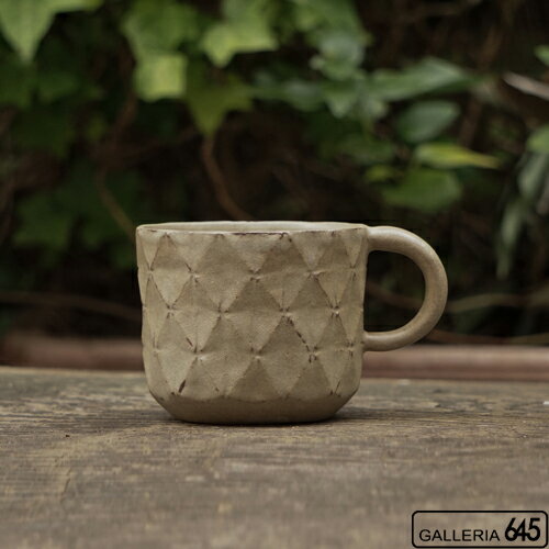 取手が華奢なアンティークブルーのおしゃれなカップです。 商品詳細 ------------------------------ 商品コード：022002 商品名：マグカップ（菱形紋サンドベージュ） 作　者：サカグチケイコ サイズ：径：約8....