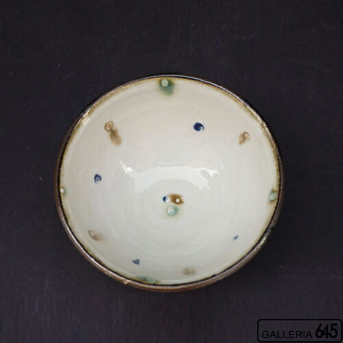 かなり深めの5寸（約15cm）鉢です。 絵柄がはっきりしていて、とってもすてきです。 うどんでラーメンでもいけそうです 商品詳細 ------------------------------ 商品コード：039300-8 商品名：5寸鉢（カラードット） 作　者：福田健治 サイズ：径：15.8cm・高：7.3cm 重　さ：未測定 素　材：陶器・つや有 ※この商品は一つ一つ手作りのため、色サイズ形状が個々により若干異なります。  ※画像用に使用されている商品をお届けできない場合がございます。 この他の福田健治の商品はこちら。福田健治（ふくだ・けんじ） 86年から10年間、読谷村の常秀工房でやちむん修行。96年、沖縄本島北部の“やんばる”大宜味村根路銘の山中に窯を構えて、独りで作陶に励んでいます。形も色も沖縄のやちむんをきっちりと引き継ぎながら、一度見たら忘れられない緑の色遣いなど、独特なセンスが光ります。大胆かつ繊細な色遣いが大好評。一年に3度しか窯は焚かない作陶ペースを守っています。