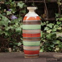 伝統的壺屋赤絵がとてもきれいな花瓶です。 ※この商品は一つ一つ手作りのため、色サイズ形状が個々により若干異なります。 ※画像用に使用されている商品をお届けできない場合がございます。 商品詳細 ------------------------------ 商品コード：094028 商品名：花瓶 作　者：國場 一 サイズ：径：11cm・高さ：30cm 重　さ：未測定 素　材：陶器 ※この商品は「サイズ」「形状」が個々により若干違います。 この他の國場 一の商品はこちら。國場 一（こくば・はじめ）のプロフィール 1953年那覇壺屋に代々続くやちむん屋生まれる。1980年金城次郎・小橋川永昌とともに「壺屋三人男」と呼ばれた新垣栄三郎に師事。87年独立。91年国認定の伝統工芸師に。とことん壺屋赤絵の伝統を守る作風はどの絵柄も潔い。独特な国場紋は「國」の字をモチーフにしたデザイン。2015年大宜味村の山中に3年がかりで築いた登り窯を焚く。陶土も化粧土もすべて自前に拘る徹底したミスター壺屋です。